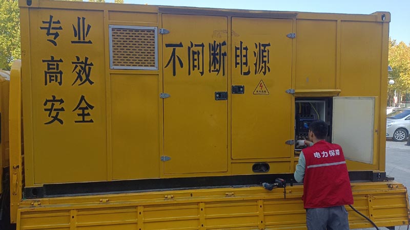 福田柴油发电机组和UPS电源配合使用时，如何避免切换过程中的电力中断？